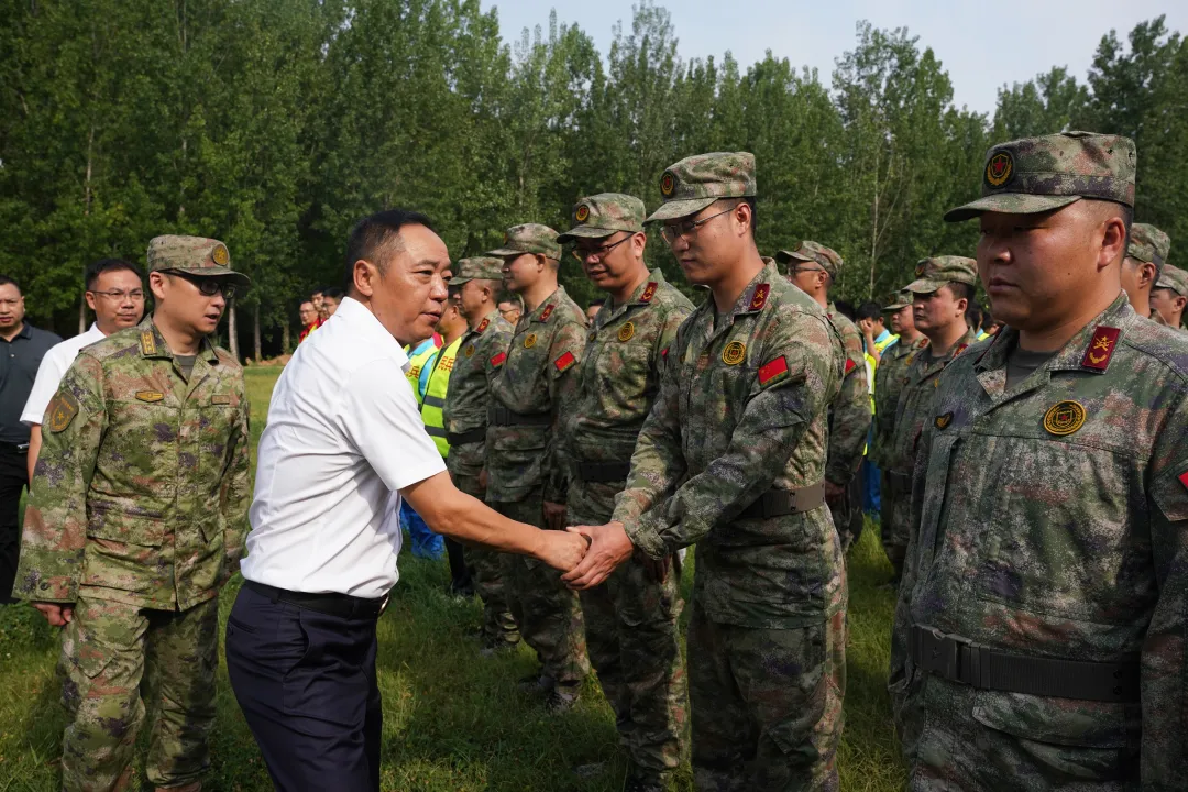 张勋图看望慰问基干民兵